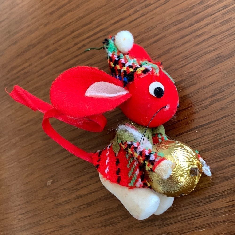 Vtg‎ mouse wearing plaid holding a gold ball ornament ornament